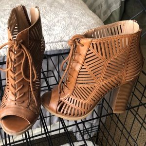 Cut-out tan Mix No. 6 heels